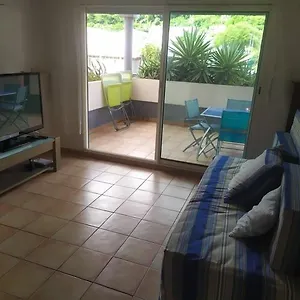 Appartement En Bord De Avec Piscine, Gourbeyre